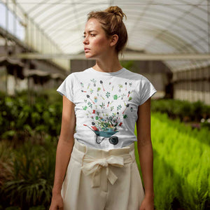 Frau trägt Garten & Ich T-Shirt mit dem Namen: Schubkarre mit Gartenwerkzeugen Damen Premium Organic Shirt. Zur Damen Kategorie: T-Shirts und Hoodies für Frauen