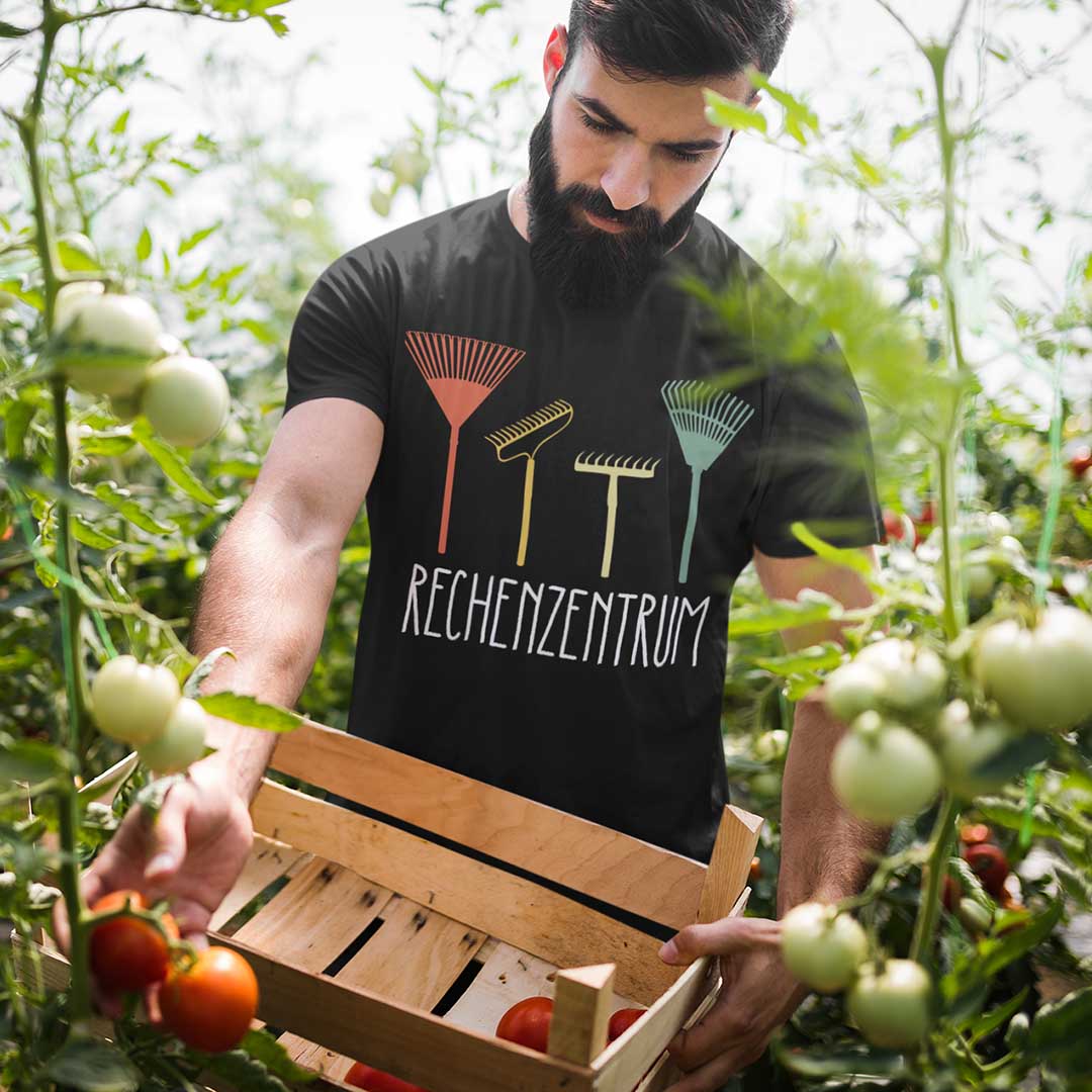 Mann trägt Garten & Ich T-Shirt mit dem Namen: Rechenzentrum Herren Premium Organic Shirt. Zur Herren Kategorie: T-Shirts und Hoodies für Männer