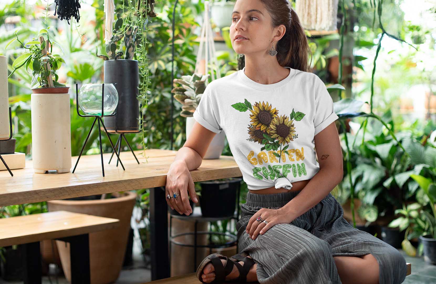 Frau trägt Garten & Ich T-Shirt mit dem Namen: Garten Chefin Damen Premium Organic Shirt. Zur Kategorie: T-Shirts und Hoodie die aktuell im Angebot sind.